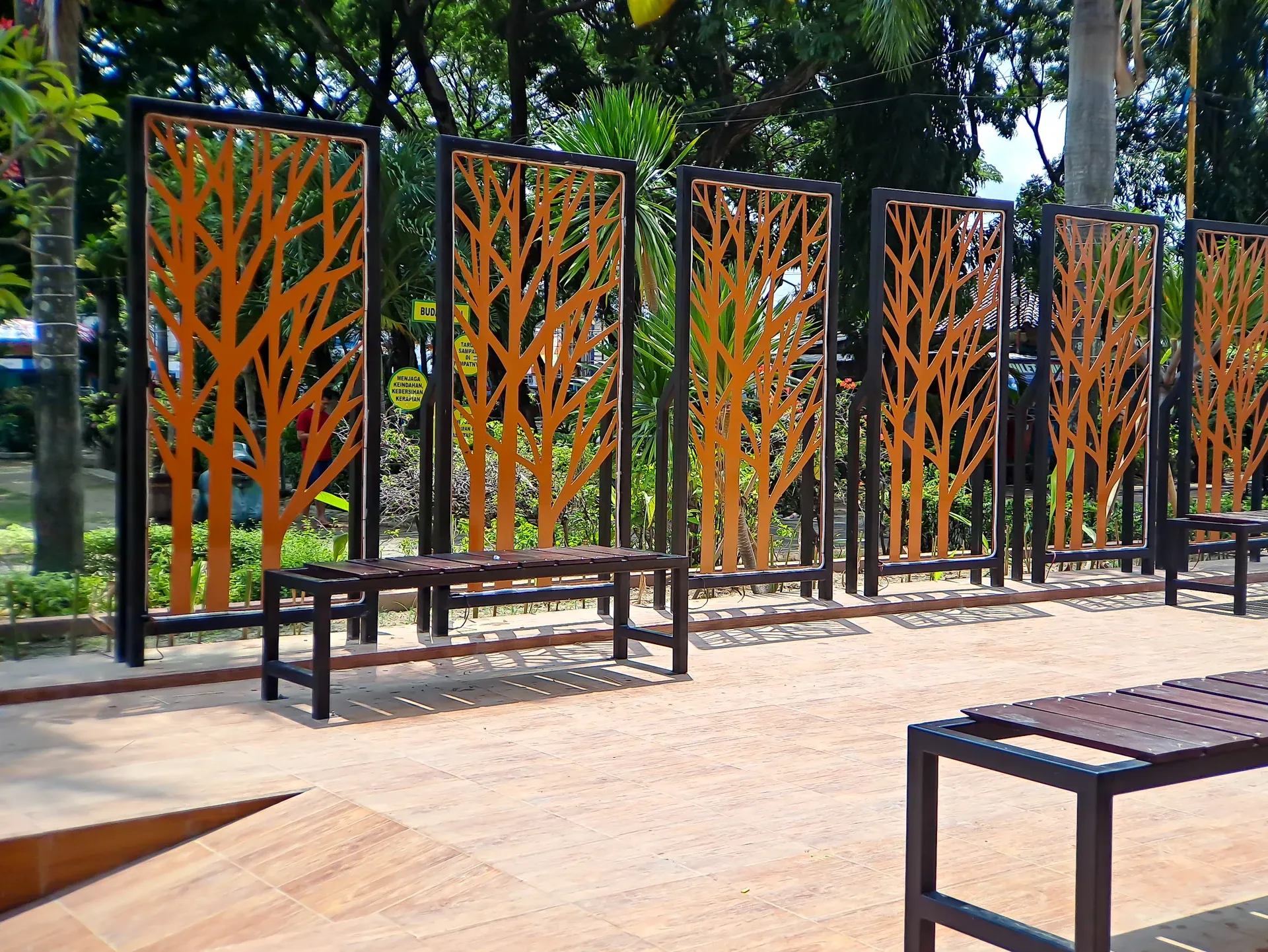 Panel decorativo con patrón geométrico recortado por láser en metal