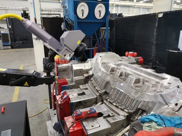 Servicio láser a domicilio: cabezal grabando un molde de aluminio en la planta del cliente